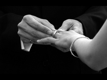 Cea mai mare parte a vietii indragostitilor este plina de agonie , anxietate , frica si grija , plangeri , suspine , suspiciuni si framantari , tacere si solitudine iritabila  